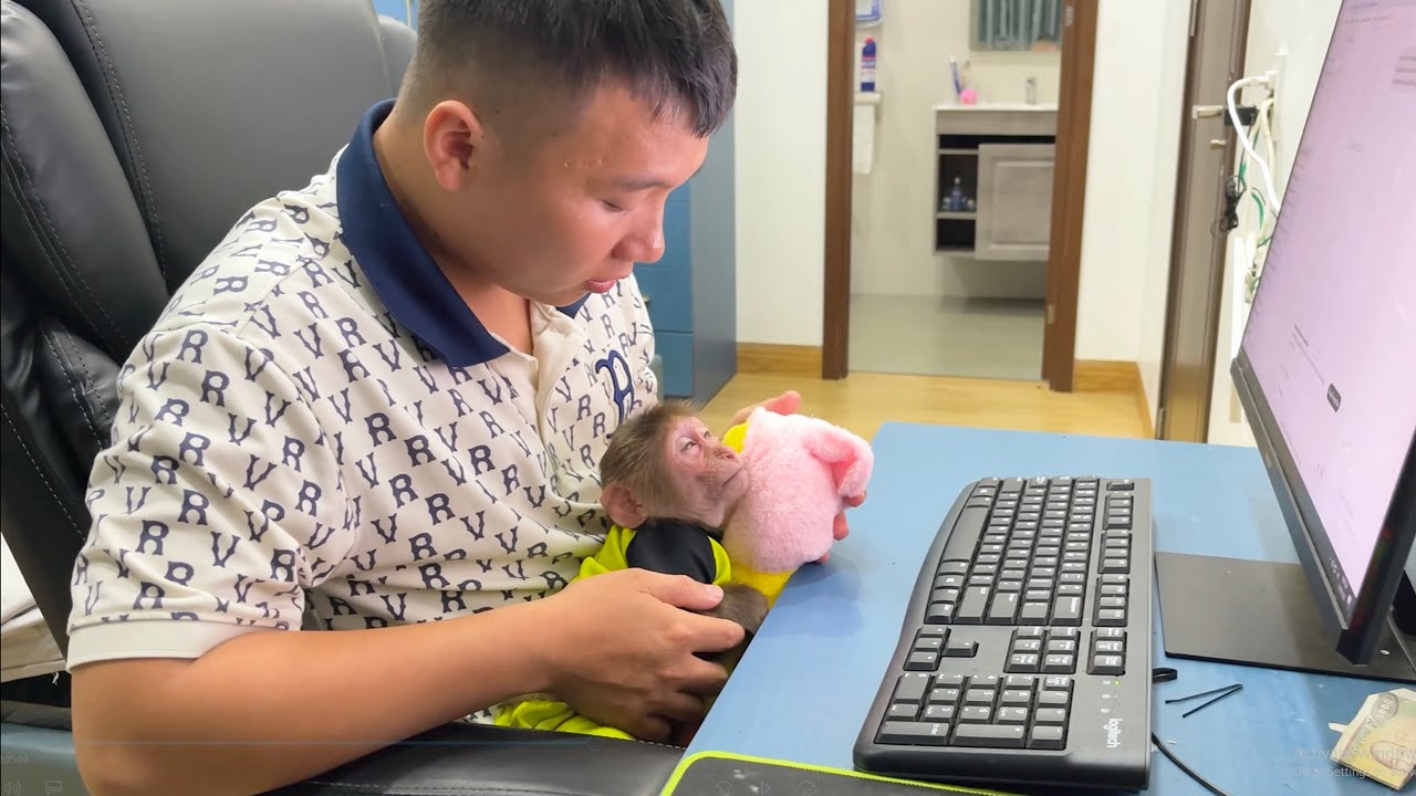 So Touching! CUBIS Falls Asleep in Dad’s Arms While He’s Working
