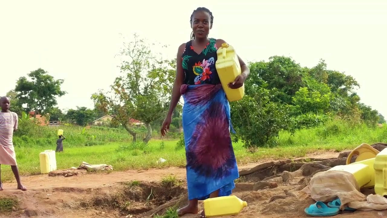african-village-girl-fetching-water-from-a-local-well-youtube