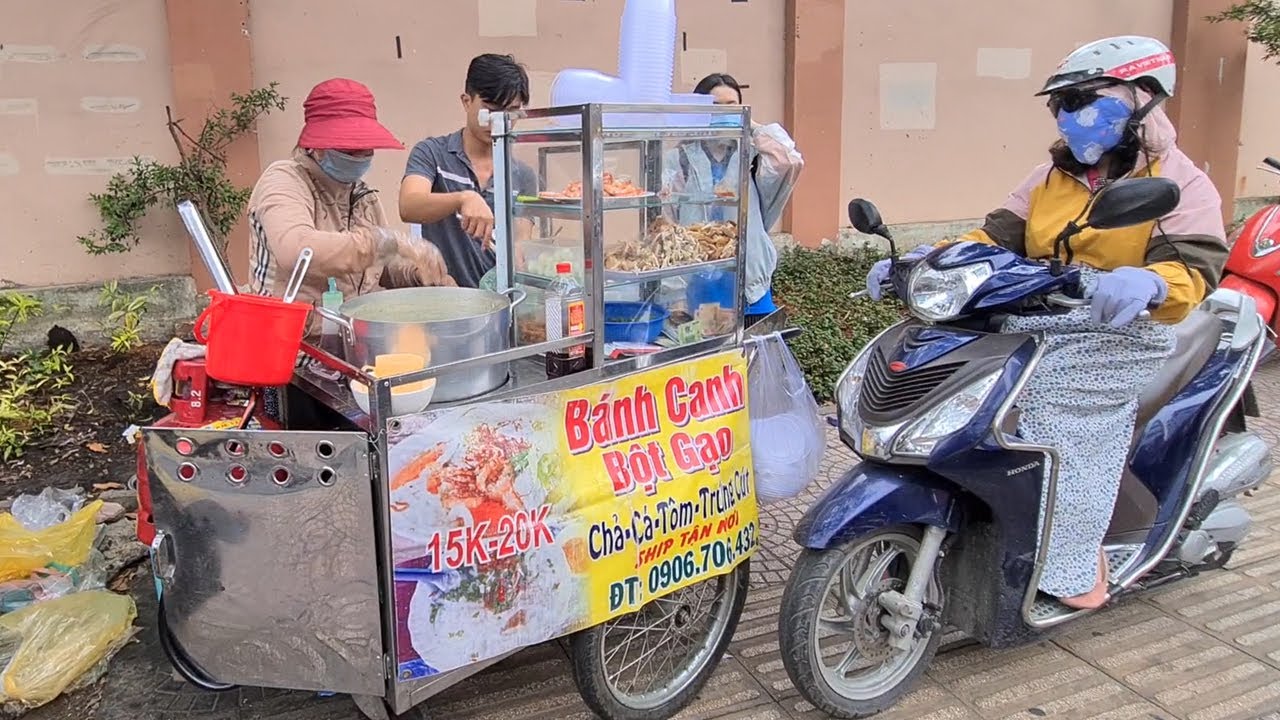 Hướng dẫn Cách nấu bánh canh chả cá – Bánh canh gà chả cá tôm trứng cút chỉ 20k bán vài tiếng trên vỉa hè Sài Gòn – Vi Na TV