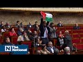 ویڈیو: فرانسیسی پارلیمنٹ میں فلسطینی پرچم لہرا دیا گیا