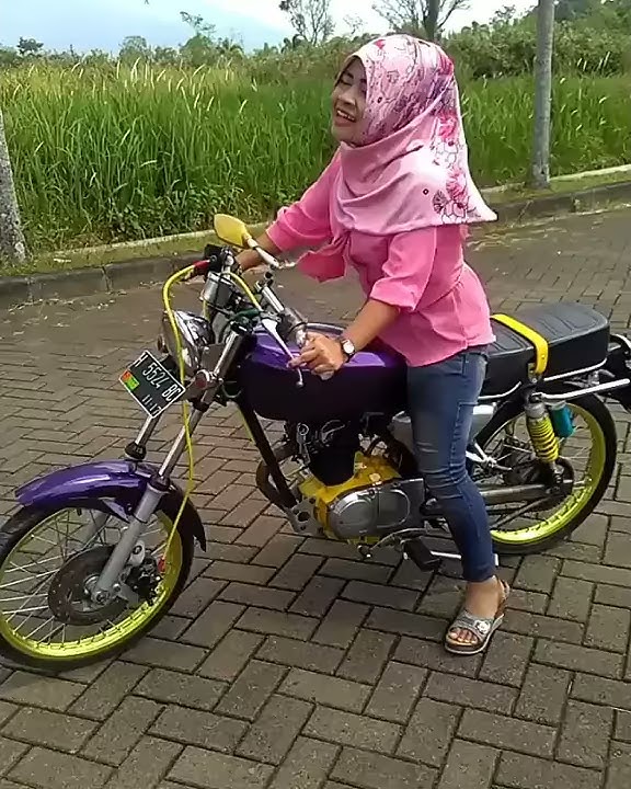 Cewek dan CB Mogok /Girl and Stubborn CB motorcycle