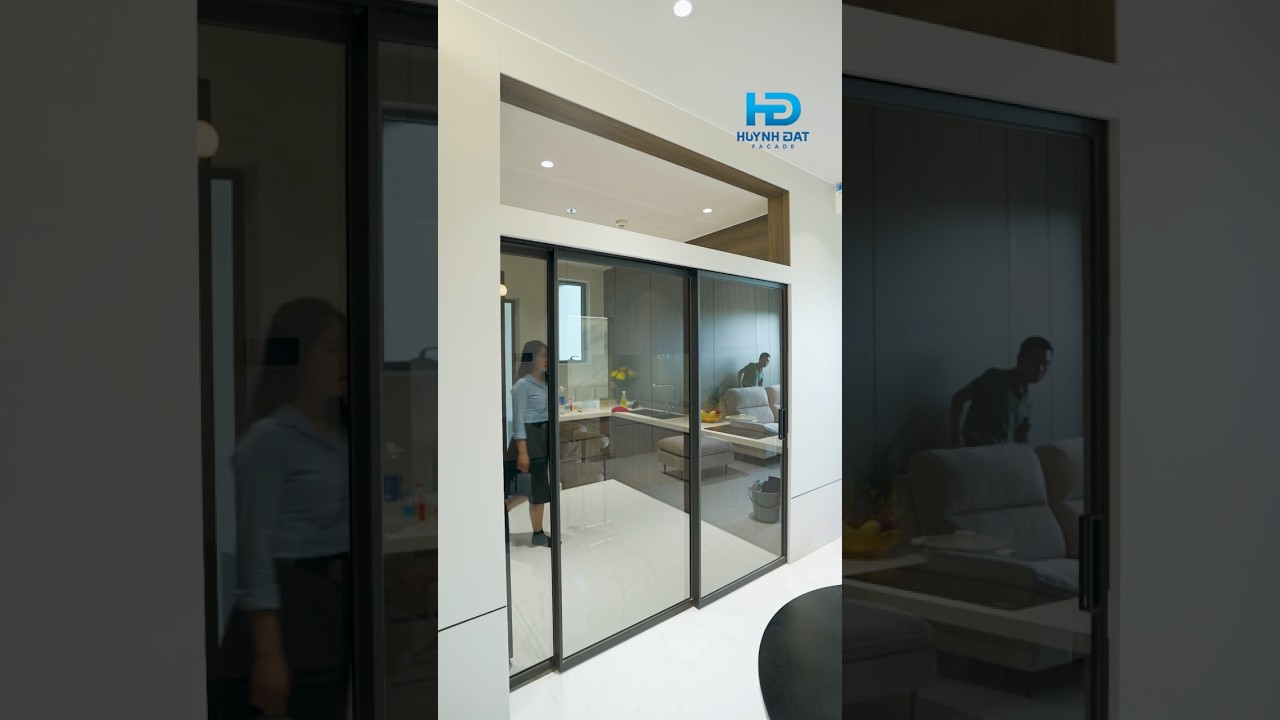Vách ngăn slim xám khói - Giải pháp phân chia phòng khách và phòng bếp tinh tế. #vachngan #cuaslim