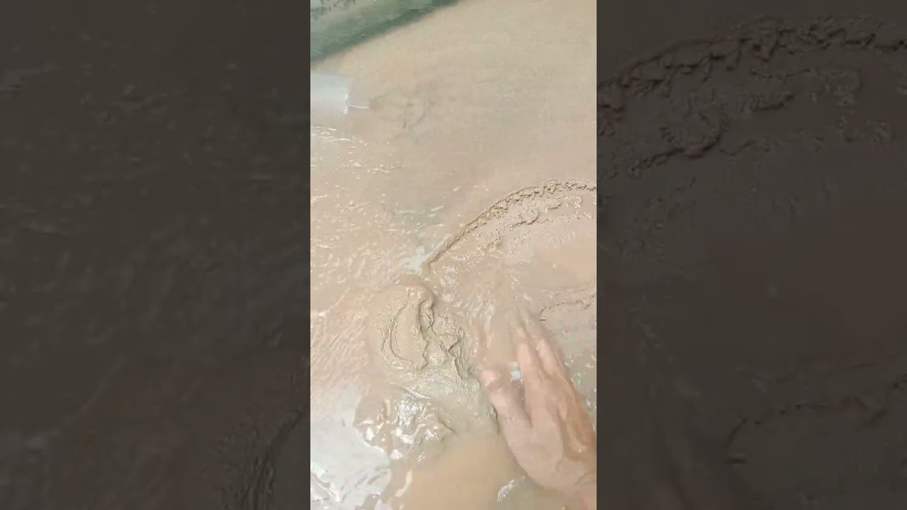 Pengurasan air sumur satelit yang kotor akibat hujan dua hari dua malam, biar air kembali jernih