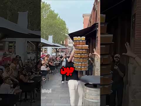 مردی که میبینید درحال جابه جا کردن کلی نوشیدنی و اگه بتونه انجامش بده کلی پول برنده میشه