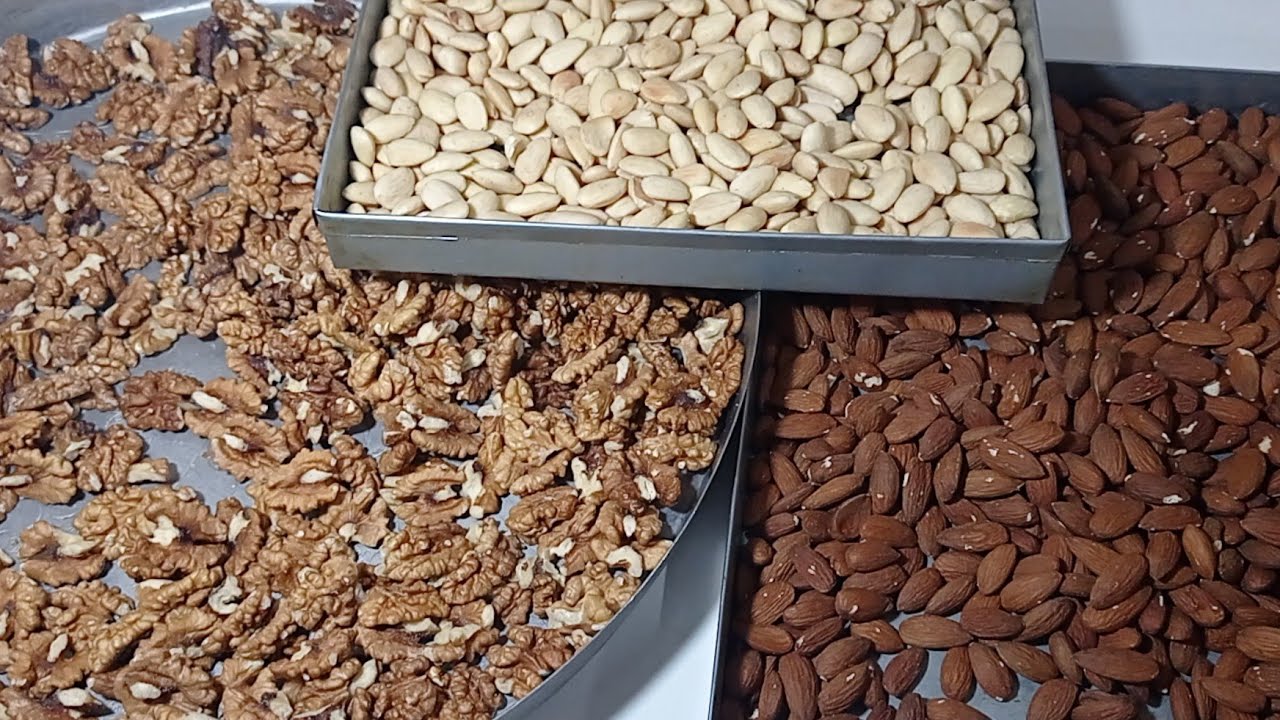 الطريقة كفاه ترحيو الجوز واللوز لحشو البقلاوة نوع البيترا لي نخدم بيها وين كنت نسكن و أواني فخمة