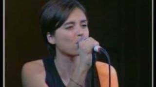 Yasmine zingt "kroegen"