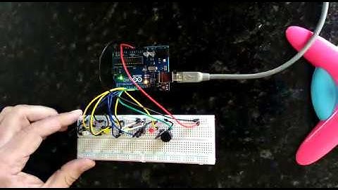 Juego Simon usando una placa UNO compatible con Arduino®