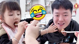 搞笑一家人！父女俩在线争宠，爸爸一脸无语#爸爸带娃 #萌娃#搞笑#兄妹