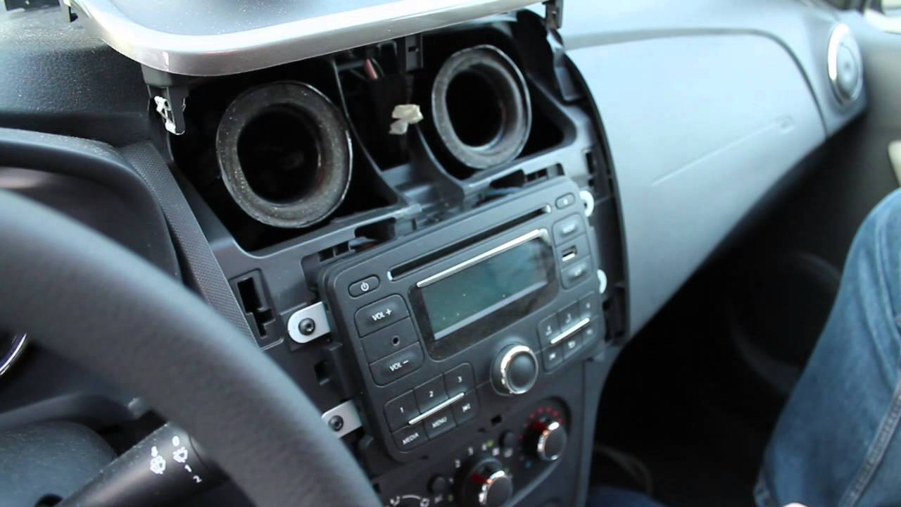 Original Radio ausbauen Dacia Logan MCV 2 / Sandero 2 