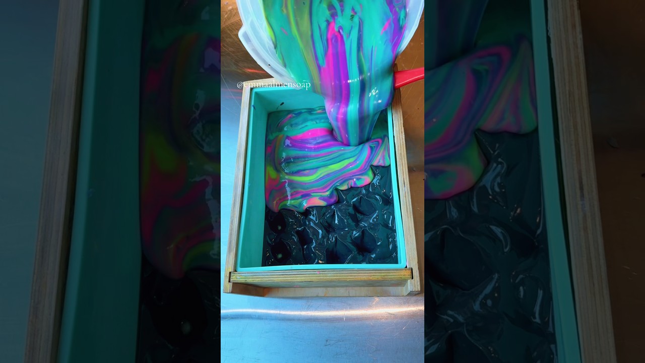 This Pour Was SOOO Satisfying #soapmaking #soap #handmadesoap #soapmaker #soapbars #soaps #soaping