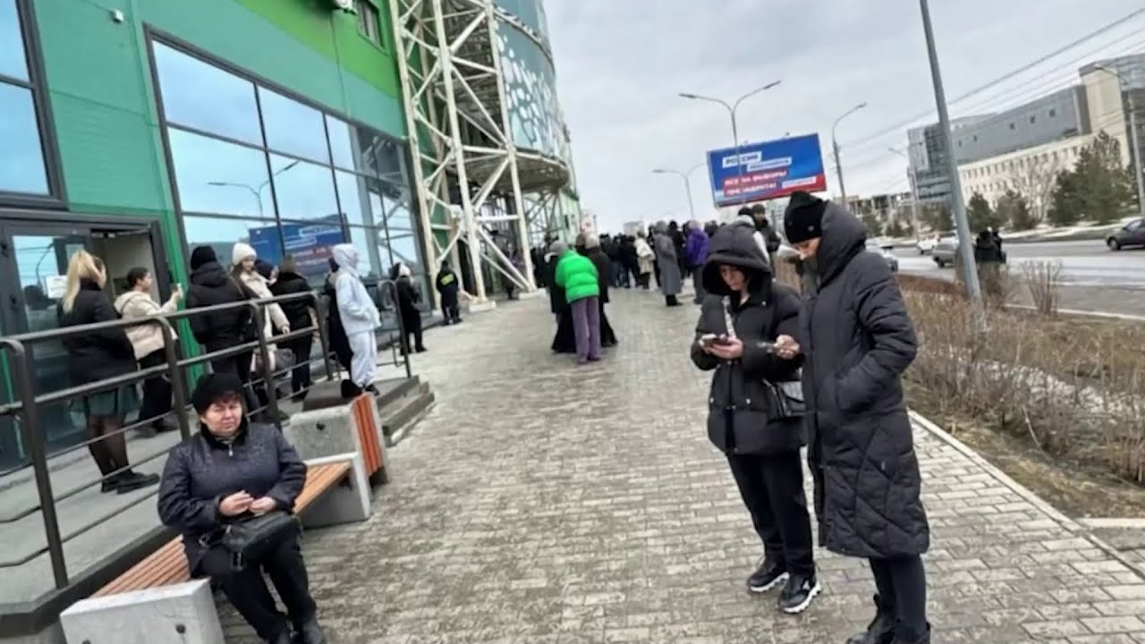 Минирование школ. Минирование школ в ачинске. Школа 152 красноярск. Эвакуация школы зима. Красноярск эвакуировали.