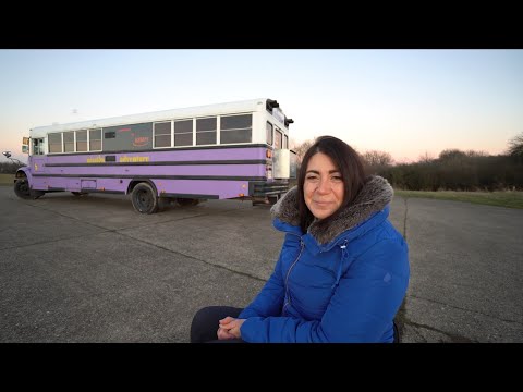 Wohnmobil 2022: Sandra (33) verunglückt beim Fallschirmspringen schwer - und baut sich ihren Camper