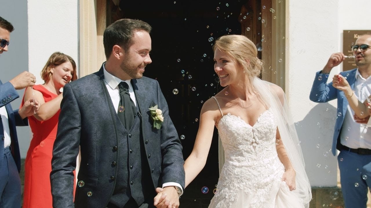 Bräutigam bricht in Tränen aus, als er seine Braut das erste Mal sieht | Hochzeitsvideo im Forsthof