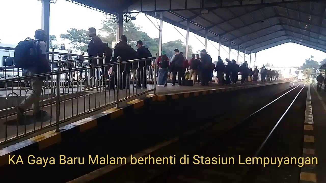 KA Gaya Baru Malam berhenti di Stasiun Lempuyangan - YouTube