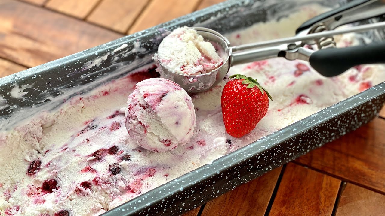 Weltbeste Joghurt Eis mit Beeren ohne Eismaschine | fruchtig &amp; cremig ...