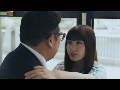 橋本環奈のツンデレ応援にチャンカワイ「惚れてまうやろー！」　『アフラックの健康応援医療保険』新CM「あなたの健康を応援したい：バス」篇