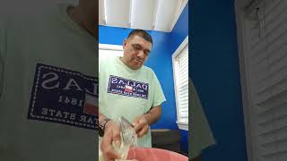 picando el repollo para las pupusas