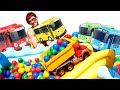 Автобусы Тайо на прогулке. Большие машинки и сухой бассейн - Видео для детей Капуки Кануки