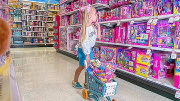 Alice and dad play and show good manners while shopping in the supermarket
