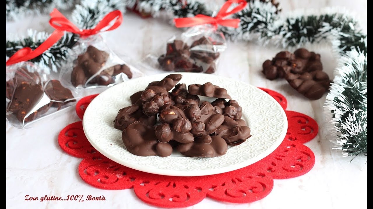Mandorle e nocciole ricoperte di cioccolato. Ricetta di Natale