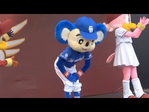 丁寧にお辞儀をした体勢のまま後ずさりで退場するドアラ　東北楽天ゴールデンイーグルスVS中日ドラゴンズ　2023.6.9