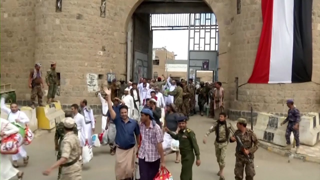 مليشيا الحوثي تفرج عن 290 معتقلاً في سجونها بصنعاء | تقرير: ماهر أبو المجد