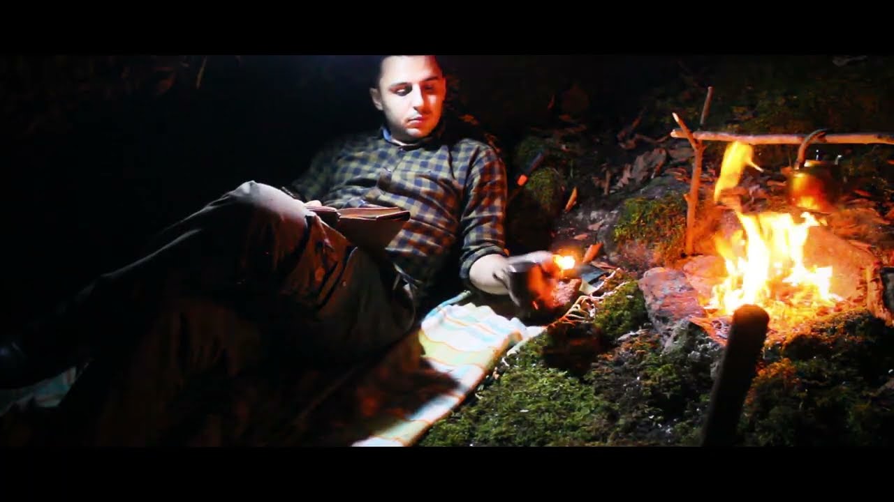 solo camping : Building a cozy survival Bushcraft shelter, campfire ...