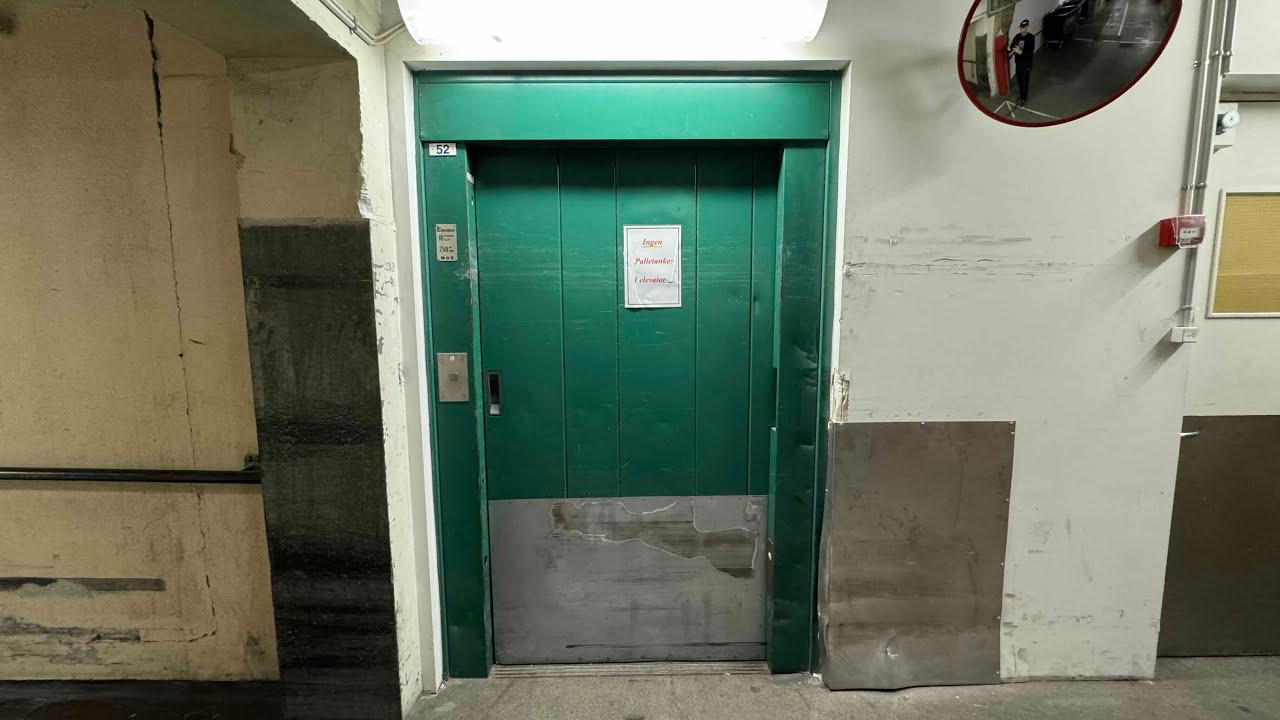 Copenhagen, Denmark: Epic Thyssen Hydraulic Elevator without inner door at Bispebjerg Hospital