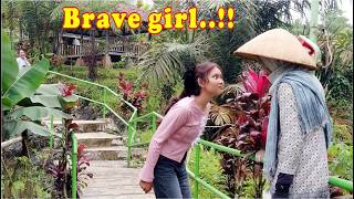 Download Lagu Dia adalah wanita pemberani..!! Zombie prank MP3