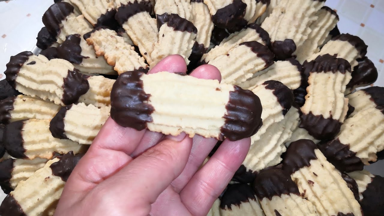 حلوة البوق ديال الزمن الجميل شكلا والمذاق يهبل مقادير مجودة عندكم وتعطي كمية كثيرة 