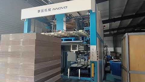 Automatic flip flop pile turner with pallet feeding