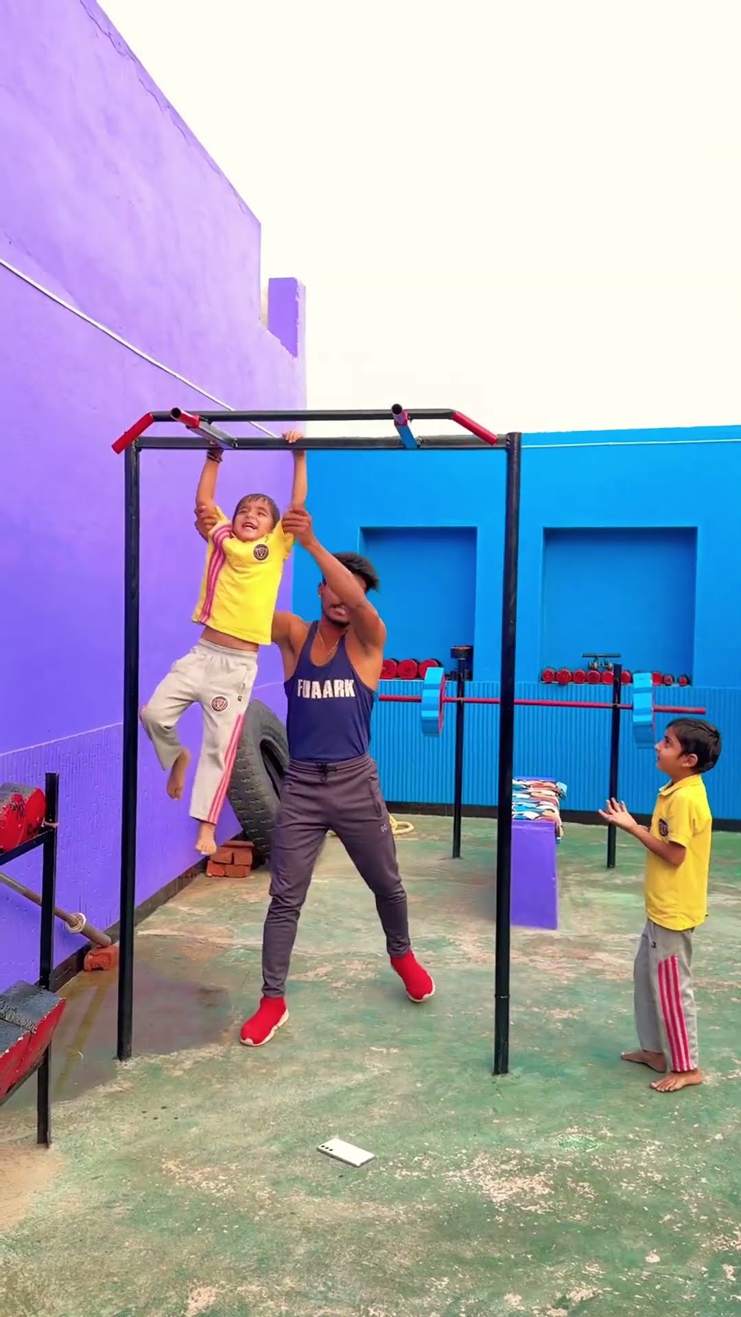 Mobile tut Gaya inke chakar mein ??? #shortvideo #funny #funnyvideo