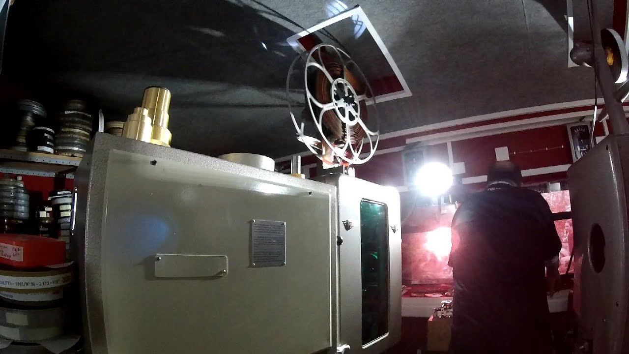 Un passionné a construit un vrai CINERAMA chez lui.