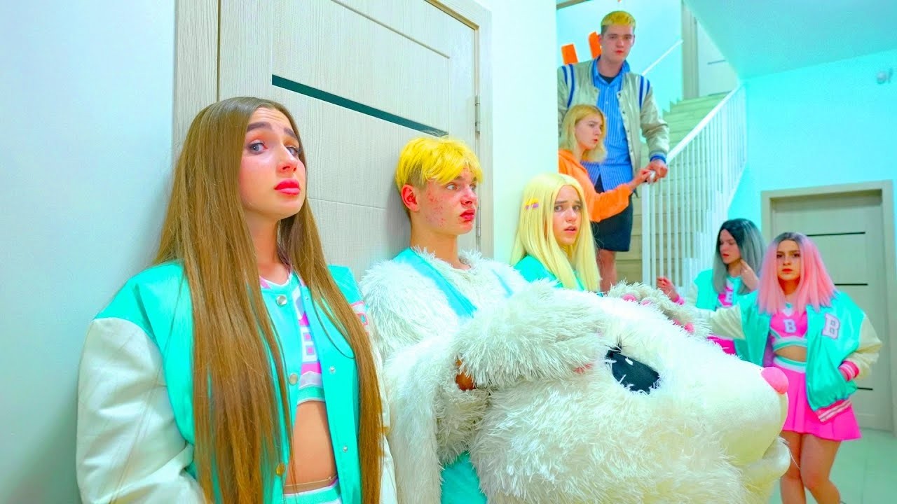 TRENÉRKA EBBY VS DIANA! Kráska schovává Smileyho ve svém domě | Zamilovaní teenageři