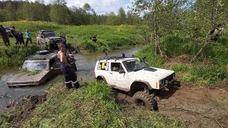 Бесстрашные владельцы ТОПЯТ одну машину за другой в лесной реке.