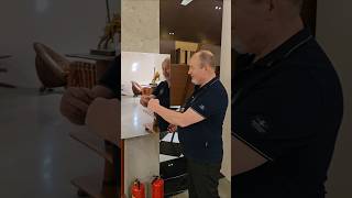 Зачем зеркальный шкаф там, где все из пальмы? #pacificgreen