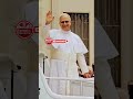 EL PAPA LEÓN XIV BAJA DEL PAPAMÓVIL EN ROMA #vaticano #leonxiv #pope #popeleoxiv  #iglesiacatólica