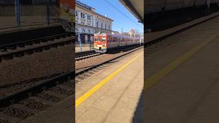 EN57-1402 manewruje po stacji Tarnowskie Góry #pkp #kolej #pociag #mikol #śląsk #shorts #polregio