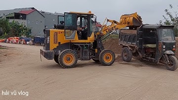 Máy súc lật múc  cát lên công nông ba bánh  vận   chuyển  cát xây xựng #congnongbabanh