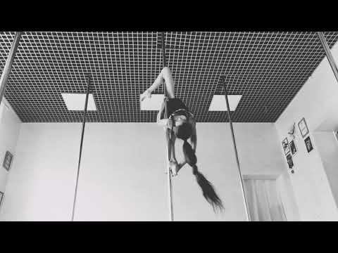 Pole dance tricks on a dynamic pole