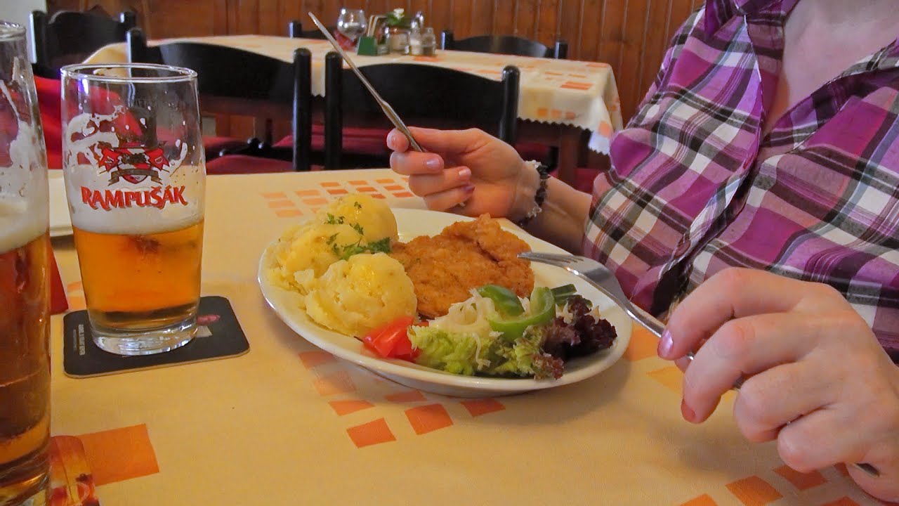 Helenka pivo a řízek. Opočno dovolená 4.7.2015, 4K