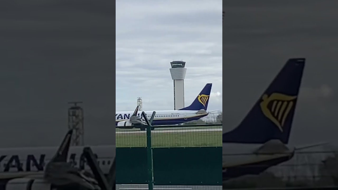 Ryanair 737 800 landing at Dublin airport