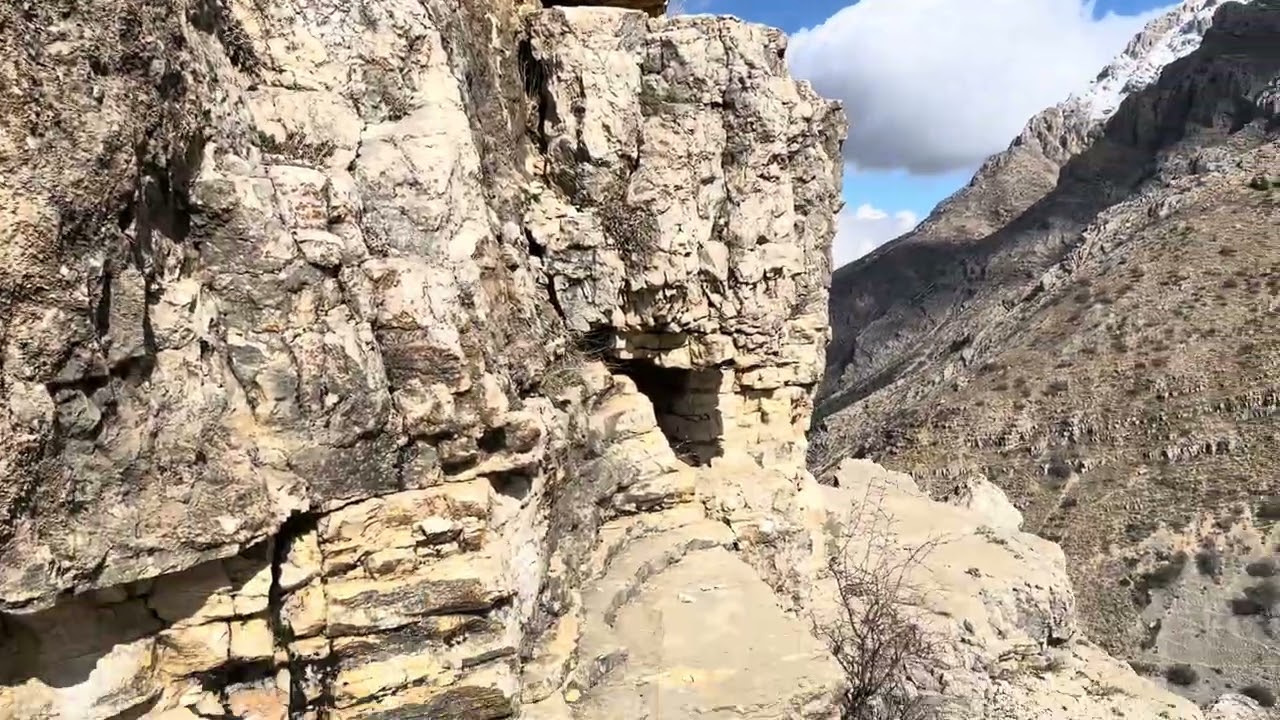 Kayanın Altında Gizemli Kapalı Giriş !!