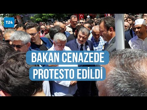 Sağlık Bakanı Fahrettin Koca, öldürülen doktor Ekrem Karakaya'nın cenaze töreninde protesto edildi