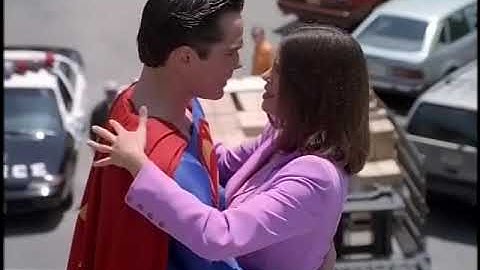 Lois & Clark 3x02 05 - First time seeing Clark as Superman in public