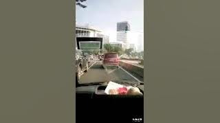 BIMBO berdiri di atas jembatan Semanggi