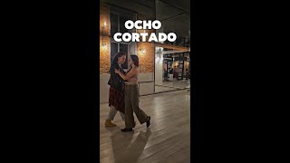 💃Очо кортадо (исп. ocho cortado — &quot;срезанная восьмерка&quot;) — одна из ключевых и самых узнаваемых ф...