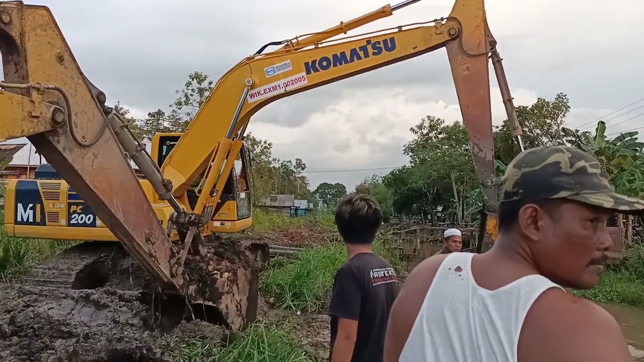 Excavator amblas di perkampungan,lihat apakah bisa naik❔❔❓❓#komatsu #operatorexcavator