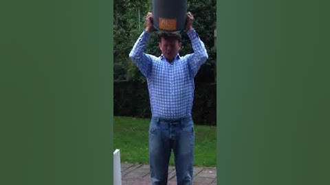 Onze eigen Arnout accepteert de #ALSicebucketchallenge