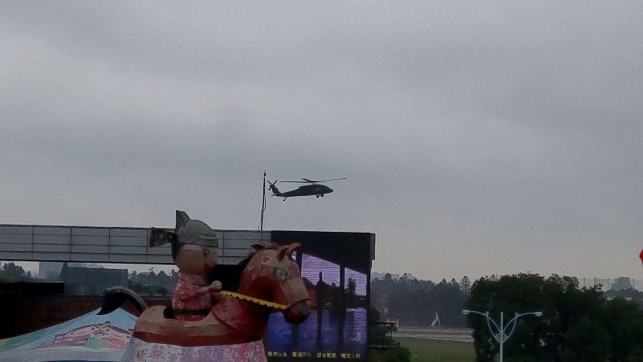 [4K] 107.10.9 六軍團陸空聯合僑泰演習 黑鷹直升機運載人員突擊 by HTC U12+ - YouTube